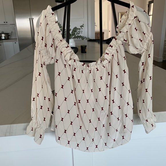 Stone Cold Fox Off Shoulder Top - Picture 2 of 3